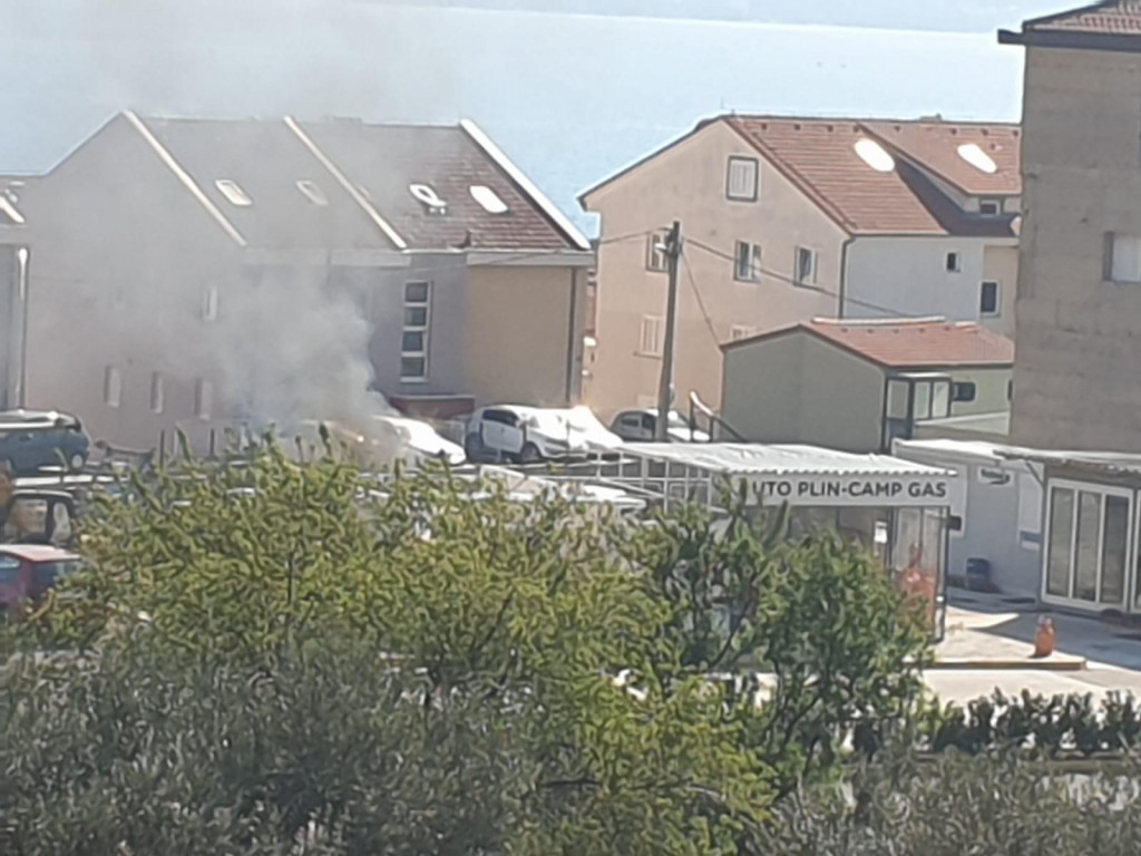 Požar uz punionicu plina u Kaštel Gomilici