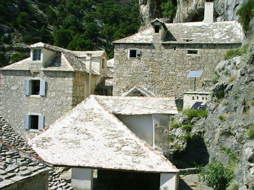 Uz strmu liticu pustinjaci su dozidali crkvu i samostan, stambene i gospodarske zgrade foto wikipedia