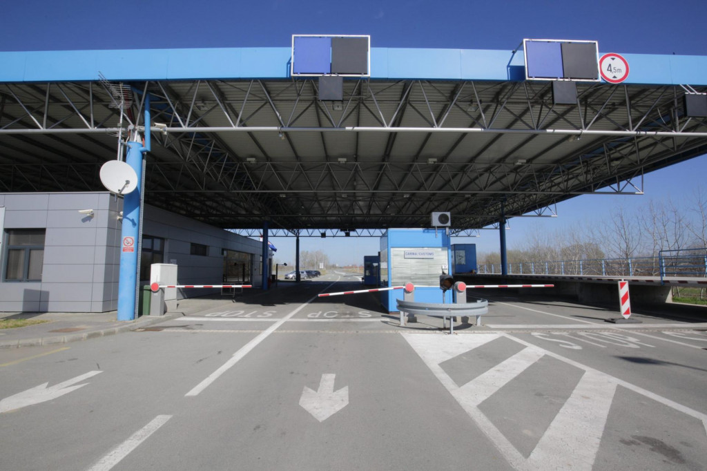 Batina, 120320&lt;br /&gt;
Zbog koronavirrusa zatvoren je granicni prijelaz izmedju Srbije i Hrvatske u Batini.&lt;br /&gt;
Na fotografiji: granicni prijelaz Batina.&lt;br /&gt;