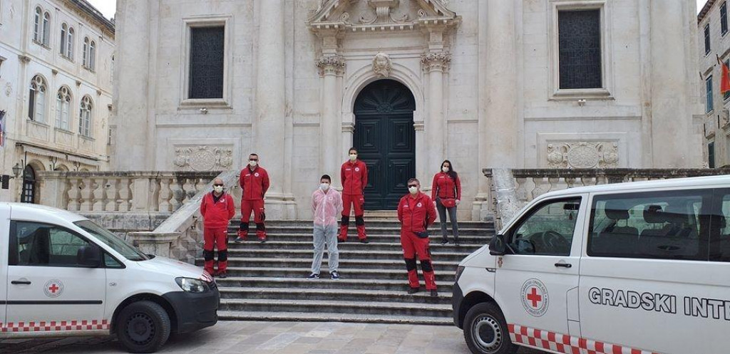 Crveni križ Dubrovnik od 17. ožujka dostavio je 1.340 paketa hrane, lijekova i ostalih potrepština u 780 obilazaka