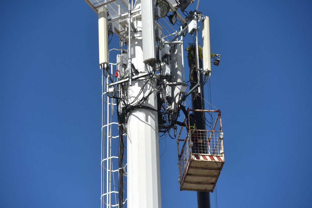 Bazne stanice mobilnih operatera na stupovima reflektora stadiona Stanovi.