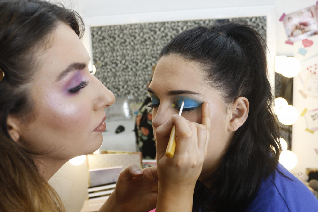 Ako žele, i buduće kozmetičarke lako mogu naći svoje ‘žrtve’ za odrađivamke prakse šminkanja 