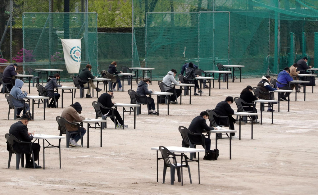 Ispitanici rješavaju test Južnokorejske udruge osiguravatelja na igralištu