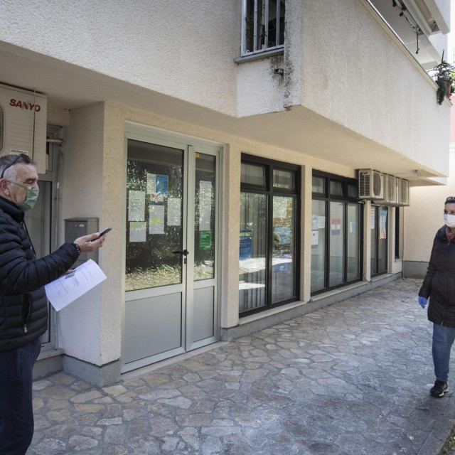 Split, 25032020<br />
Izdavanje propusnica za kretanje po gradskim kotarevima.<br />
Na fotografiji: Jadran Mimica, gradski kotar Bacvice.<br />
