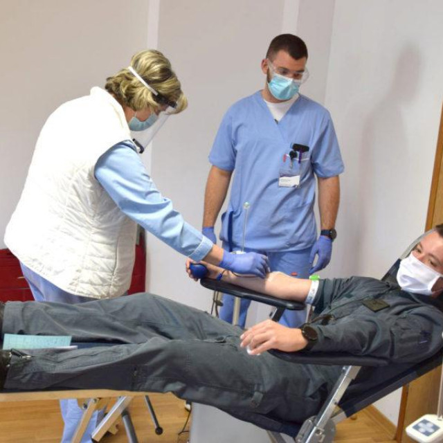 Uz poštivanje epidemioloških mjera zaštite, pripadnici Hrvatske vojske u vojarni u Zemuniku uključili su se u humanitarnu akciju dobrovoljnog darivanja krvi |