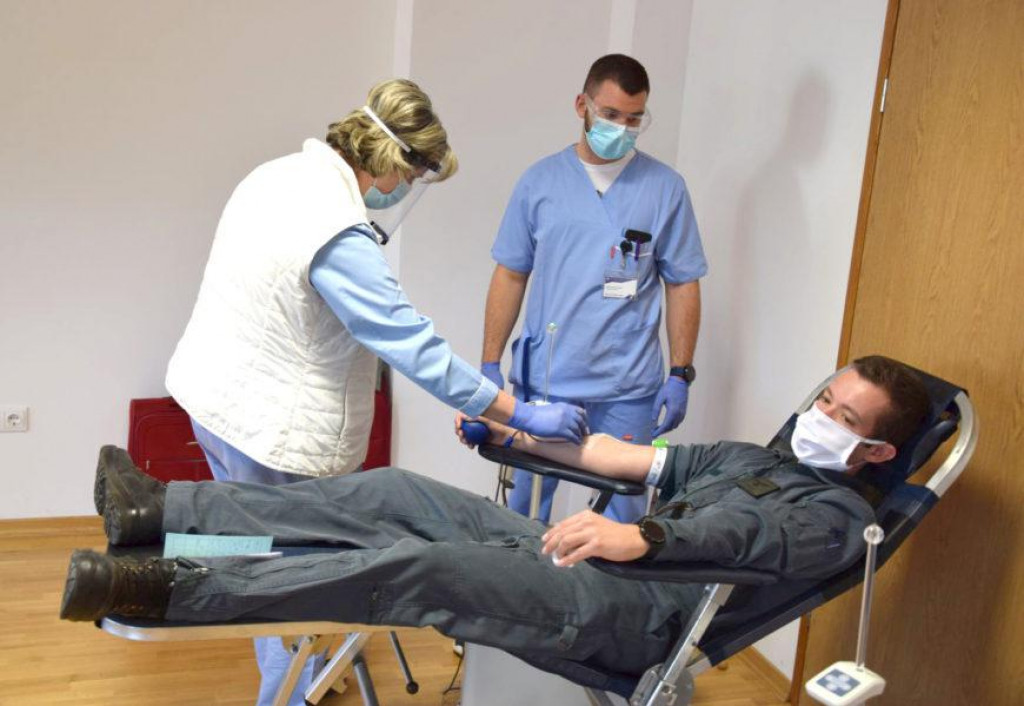 Uz poštivanje epidemioloških mjera zaštite, pripadnici Hrvatske vojske u vojarni u Zemuniku uključili su se u humanitarnu akciju dobrovoljnog darivanja krvi |