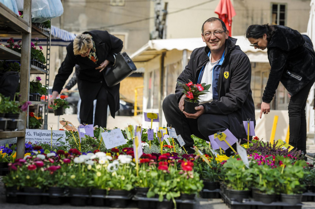 Davor Flajšman iz Varaždina na šibenskoj pijaci prodaje sadnice cvijeća&lt;br /&gt;
 