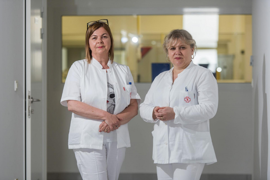 Na fotografiji: Ivanka Matas (voditeljica službe za mikrobiologiju i parazitologiju) i Biljana Perica (voditeljica sluzbe za molekularnu dijagnostiku).