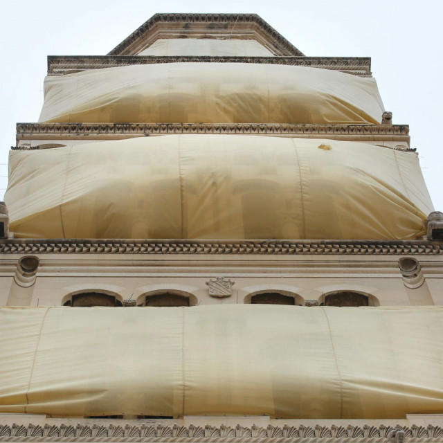 Kampanel na katedrali Sv. Duje ”obučen” je u zaštitnu tkaninu zbog obnove stubišta