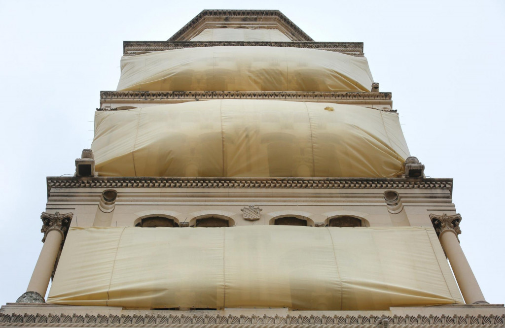 Kampanel na katedrali Sv. Duje ”obučen” je u zaštitnu tkaninu zbog obnove stubišta