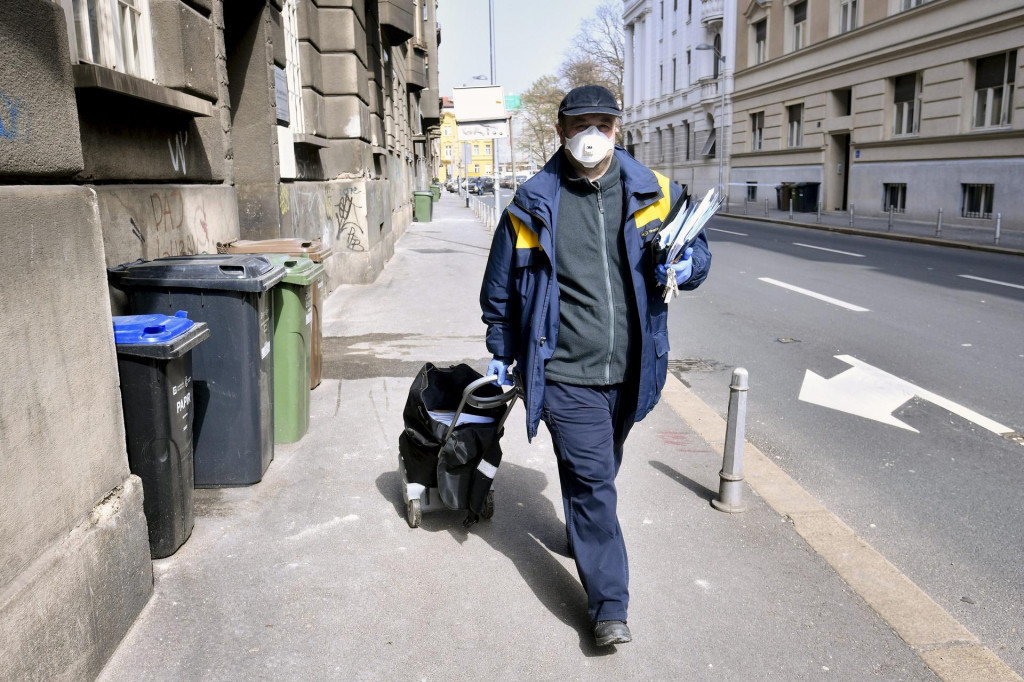 Zagreb, 270320.&lt;br /&gt;
Zivot u centru grada peti dan nakon potresa i za vrijeme pandemije koronavirusa.&lt;br /&gt;
Na fotografiji: postar raznosi postu u Ulici Eugena Kumicica.&lt;br /&gt;