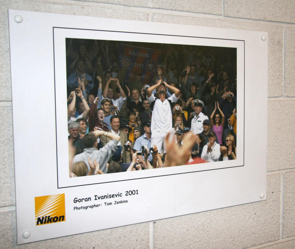 Goran Ivanišević slavi osvajanje Wimbledona 2001. godine - slika koja krasi zid u All England Clubu foto: Tonči Vlašić