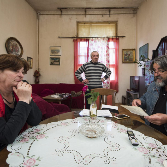 Branka Samardžić u razgovoru s Antom Tešijom i suprug Rafajel u pozadini