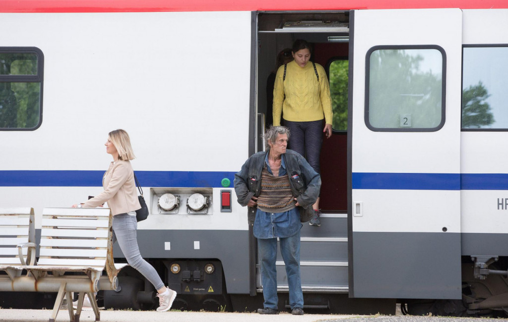 Nekoliko putnika stiglo je vlakom iz Perkovića