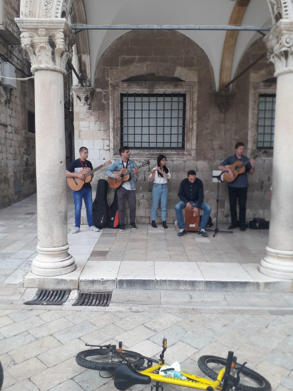 Grupa prijatelja glazbenika svirali ispred Sponze