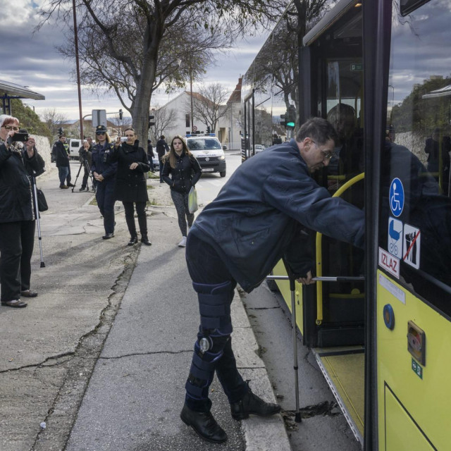 Na fotografiji: Osobe sa invaliditetom ulaze u autobus broj 15 na stanici u Velebitskoj ulici na Mertojaku