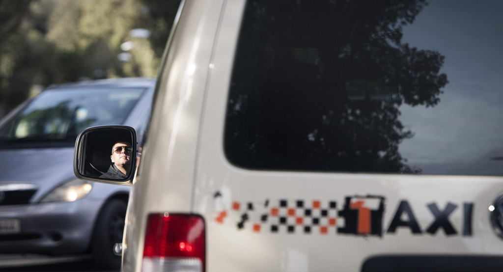 Policija traga za taksistom koji je prevozio povrtanika iz Švedske pozitivnog na korna virus