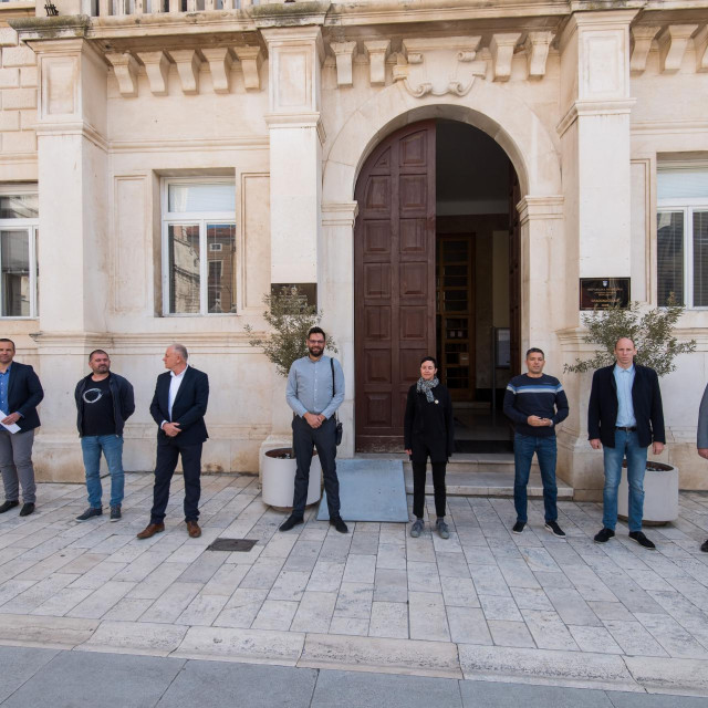 Zadar, 130520 Predstavnici zadarskih oporbenih stranaka su danas na konferenciji za novinare izrazili nezadovoljstvo gradskom vlascu.