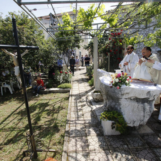 Misa u dvorištu samostana sestara služavki Malog Isusa pokraj kapele Gospe Fatimske