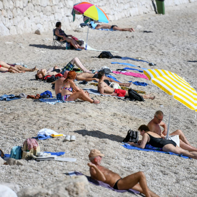 Dubrovnik, 141019.&lt;br /&gt;
Visoke temperature zraka i toplo more izmamili su ljude na plaze i kupanje.&lt;br /&gt;