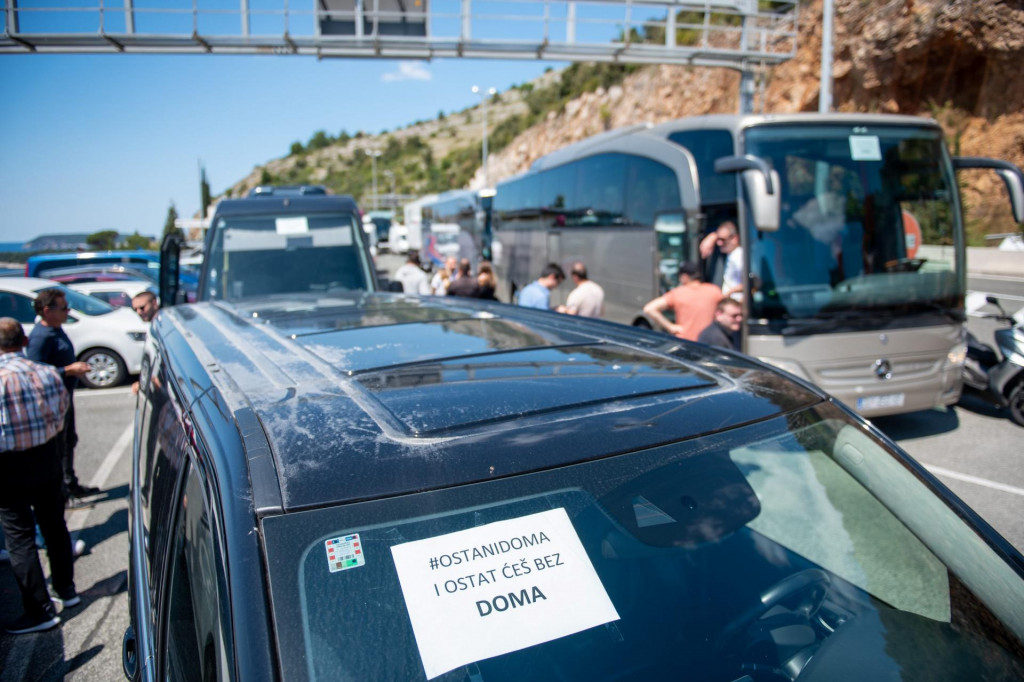 Dubrovnik, 07.05.2020.&lt;br /&gt;
Udruga autobusera Ragusa bus pridruzila se nacionalnom tihom prosvjedu ”Pet do podne”. Krenuli su s mosta dr.Franja Tudjmana do Pila.&lt;br /&gt;