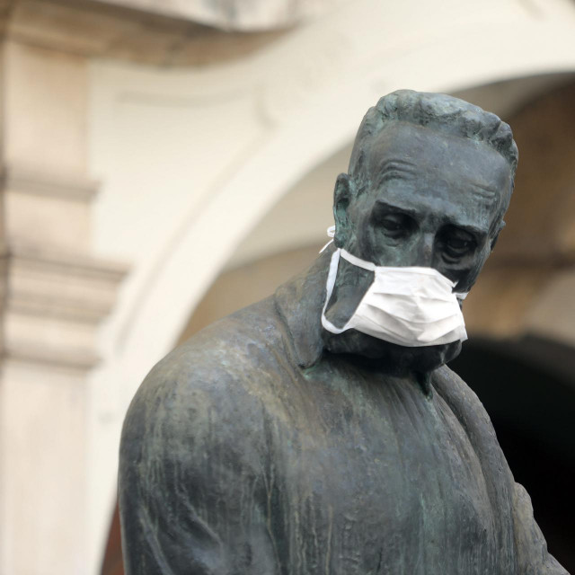 Na fotografiji: Maska na spomeniku Julija Klovica ispred Klovicevih dvora.&lt;br /&gt;