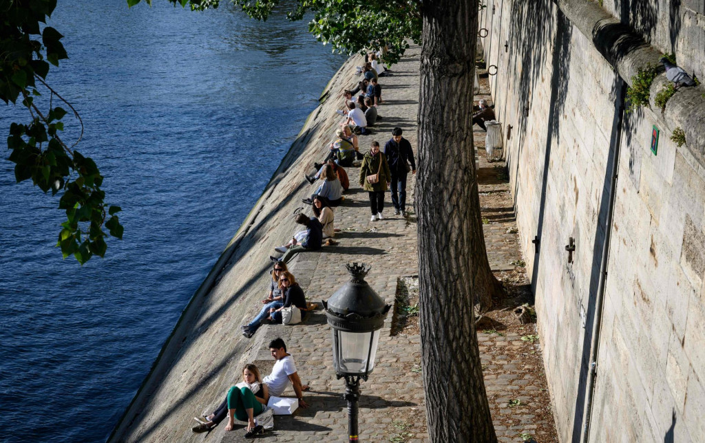 Ljudi se s oprezom okupljaju na obalama Seine