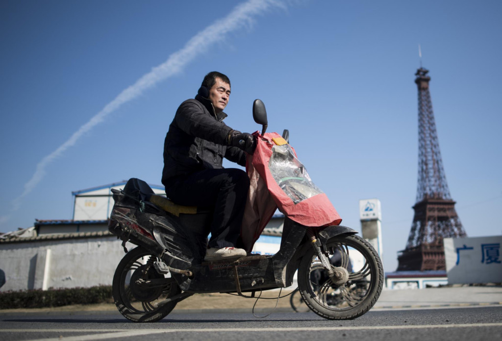 A pogledajte Pariza, a pogledajte Eiffelovog tornja usred grada, i Parižanina na motociklu, a sve bez da mrdneš iz Tianduchenga. Ovaj je toranj mrvu manju, ide u visinu tek 108 metara. Pa je, mogao je bit malo viši...