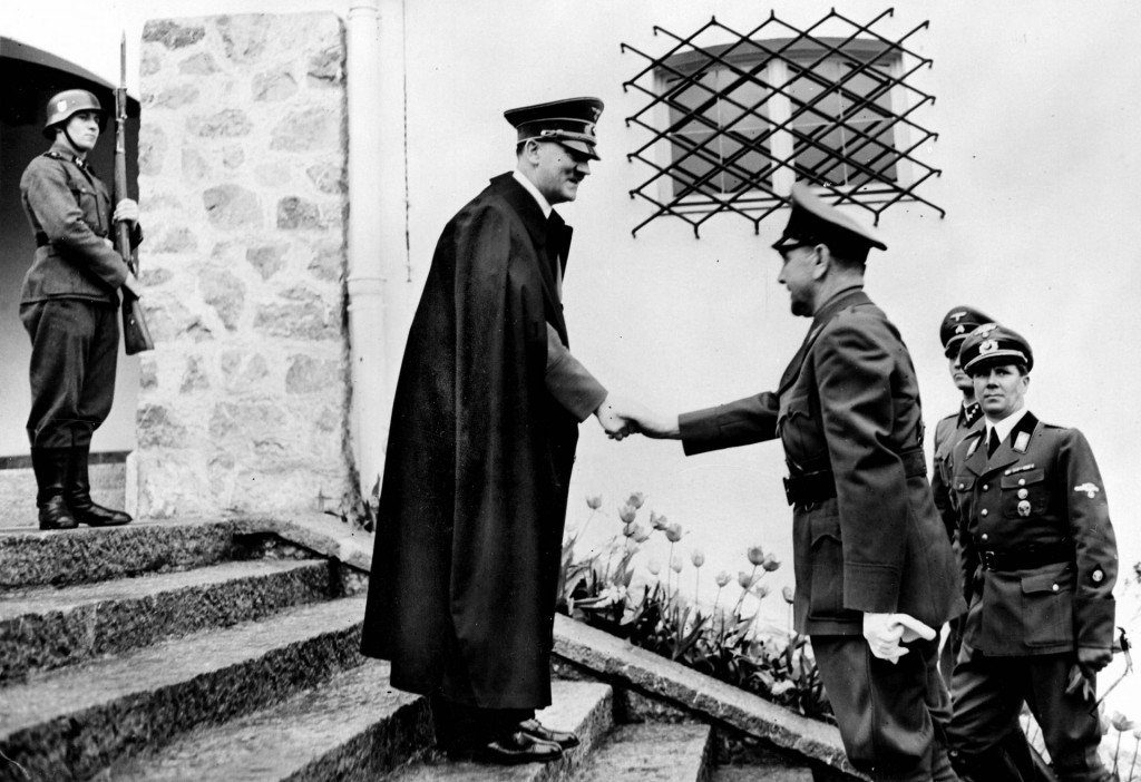Guerre 1939-1945. Adolf Hitler (1889-1945), homme d&amp;#39;Etat allemand, recevant au Berghof le chef de l&amp;#39;Etat croate Ante Paveliç. Berchtesgaden. 8 juin 1941. RV-360392
