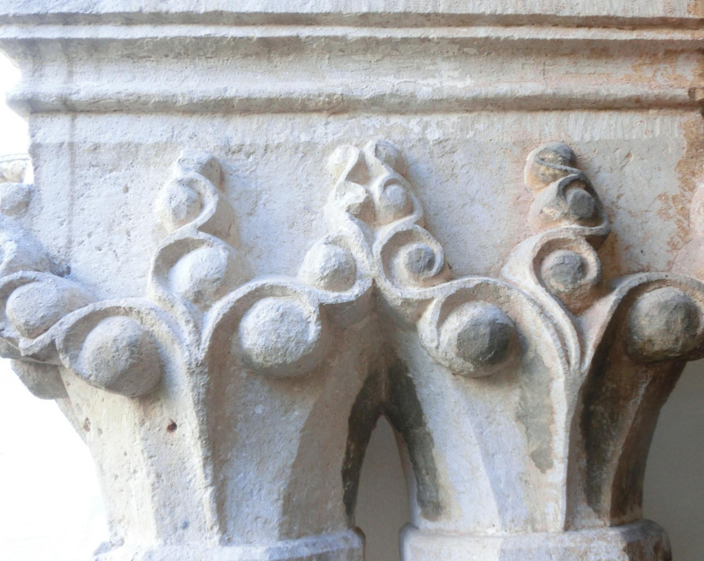 Na kapitelima klaustra Male braće mnogo je reljefnih ukrasa u formi povijenog lišća različitih vrsta, ali je jedan od najčešćih ukrasa simbol kugle