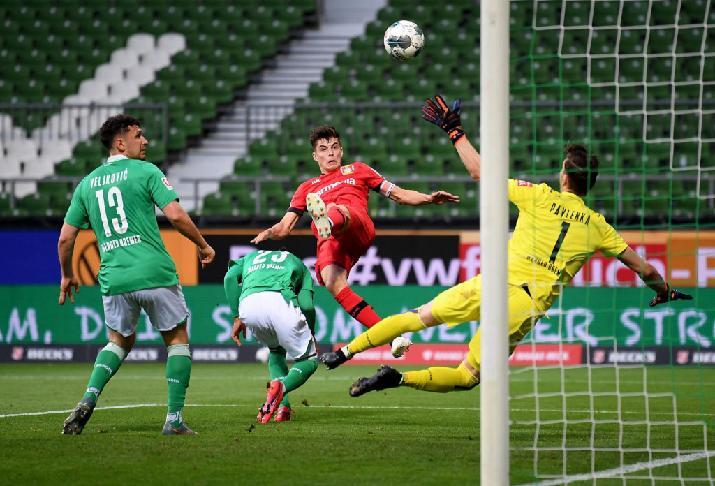 TOPSHOT - Leverkusen&amp;#39;s German midfielder Kai Havertz (C) scores the opening goal during the German first division Bundesliga football match Werder Bremen v Bayer 04 Leverkusen on May 18, 2020 in Bremen, northern Germany as the season resumed following a two-month absence due to the novel coronavirus COVID-19 pandemic. (Photo by Stuart FRANKLIN/POOL/AFP)/DFL REGULATIONS PROHIBIT ANY USE OF PHOTOGRAPHS AS IMAGE SEQUENCES AND/OR QUASI-VIDEO