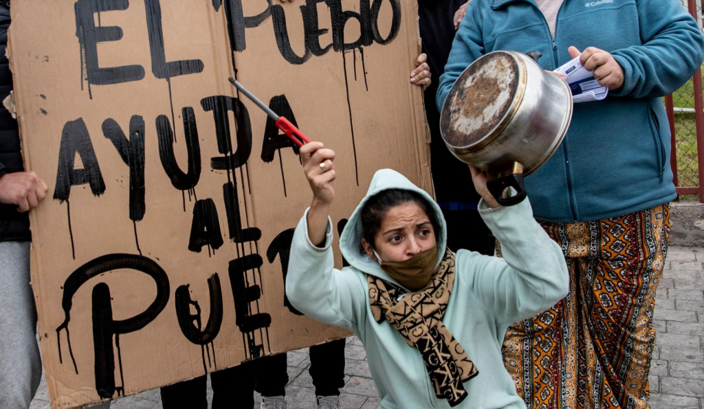 Prosvjedi su se u trenu proširili Čileom, na fotografiji je žena iz La Pintane, dijela Santiaga