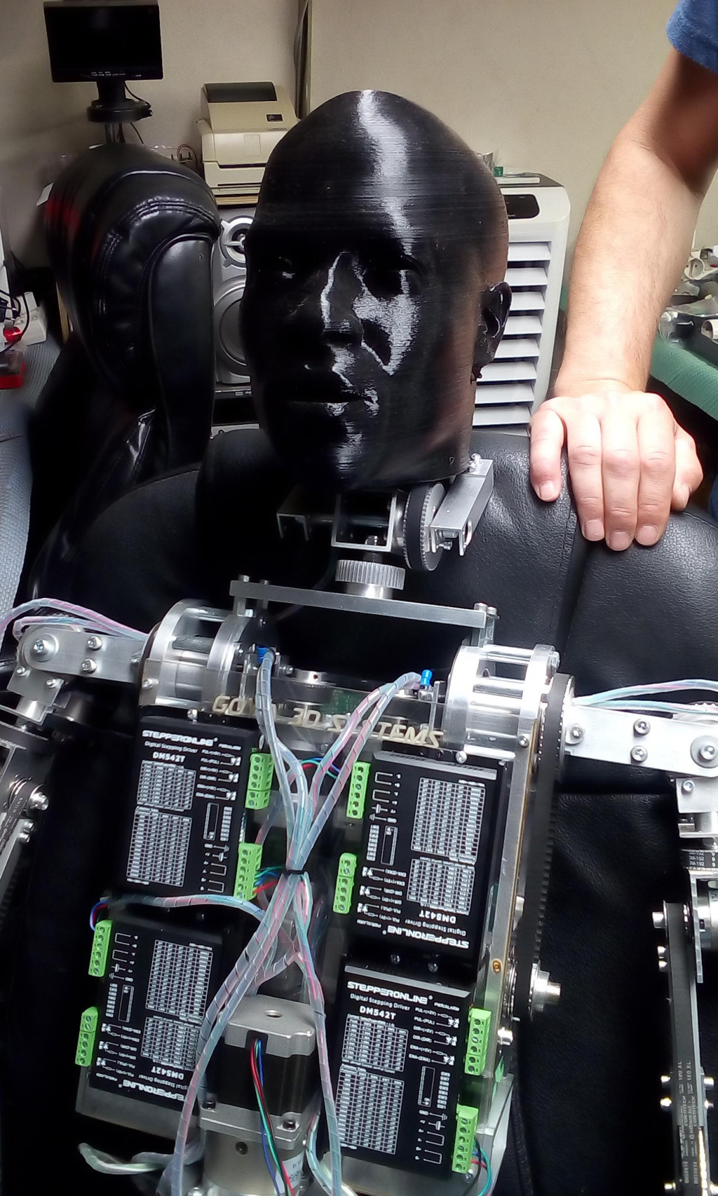 Stipe, humanoidni robot izZlarina, koji se proizvodi za Ameriku