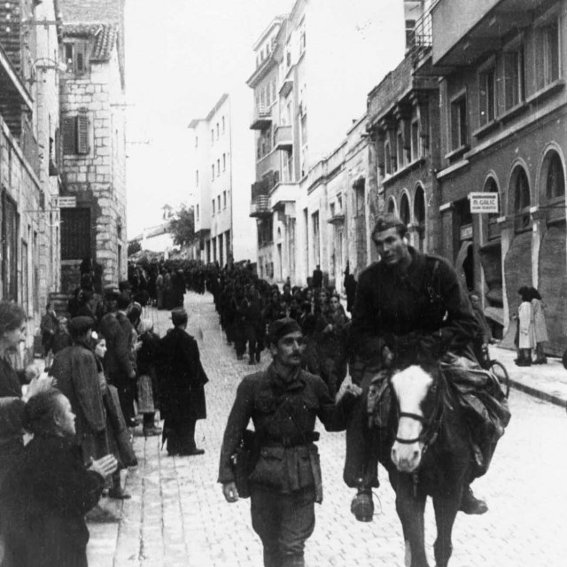 Partizani ulaze u Split niz današnju Ulicu kralja Zvonimira 26. listopada 1944.