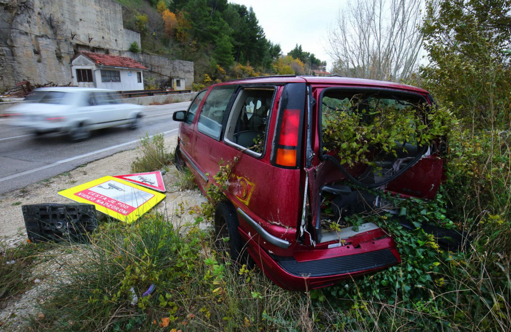 Split, Zrnovnica, 131218.&lt;br /&gt;
Napusteni automobil vec duze vrijeme ostavljen uz cestu Stobrec Zrnovnica.&lt;br /&gt;