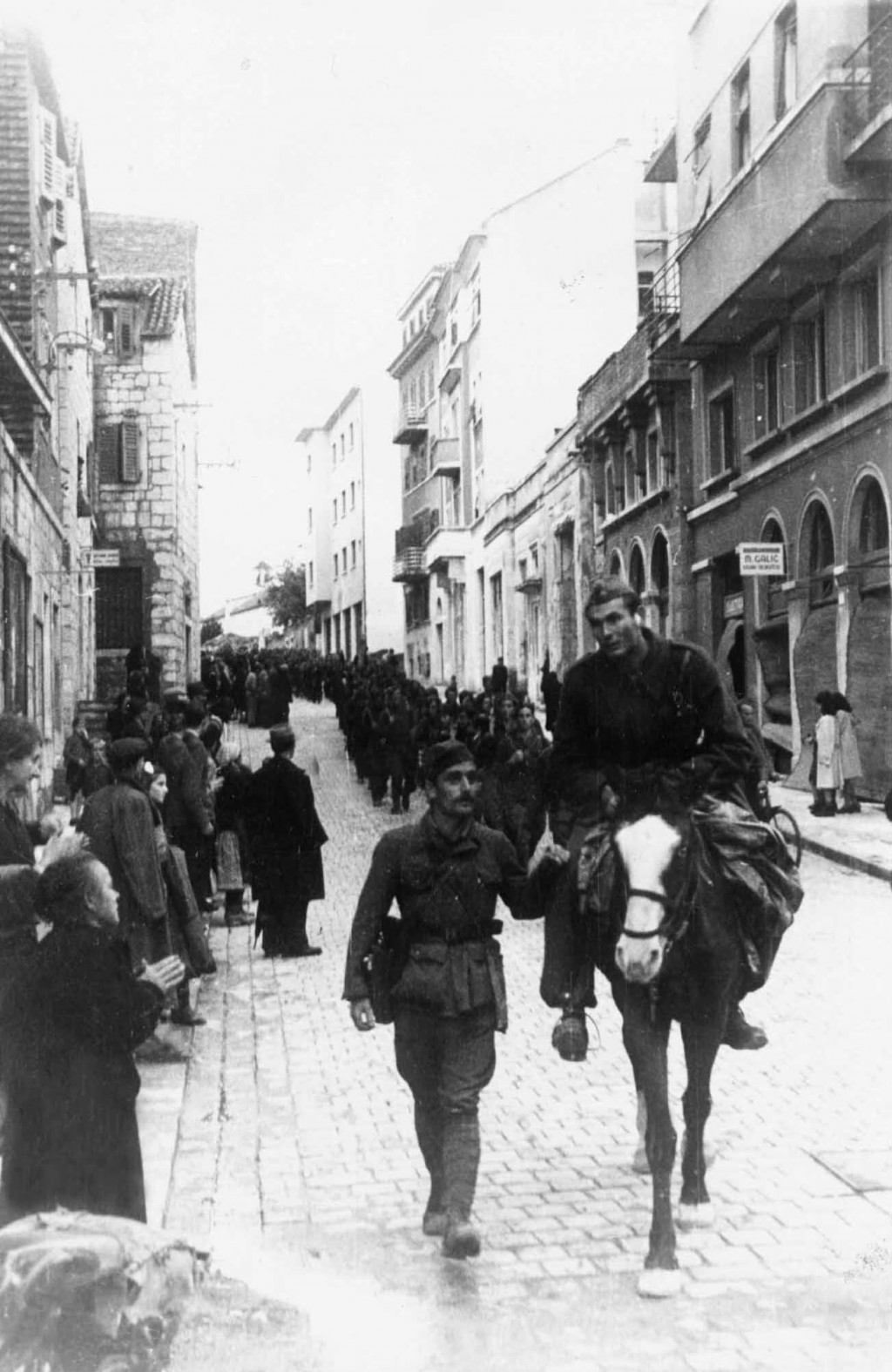 Partizani ulaze u Split niz današnju Ulicu kralja Zvonimira 26. listopada 1944.