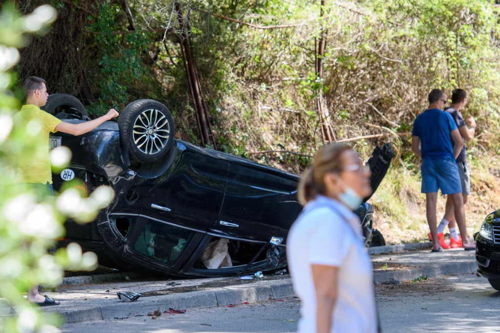 U prometnoj nesreći kod Opće bolnice Dubrovnik automobil se prevrnuo na krov