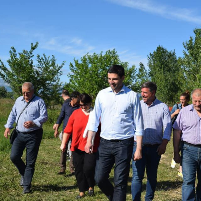 Plantaža industrijske konoplje u Smilčiću: Davor Bernardić u sredini, Goran Perović Mungos desno