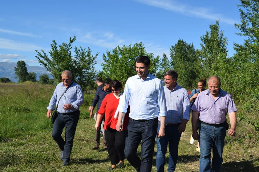 Plantaža industrijske konoplje u Smilčiću: Davor Bernardić u sredini, Goran Perović Mungos desno
