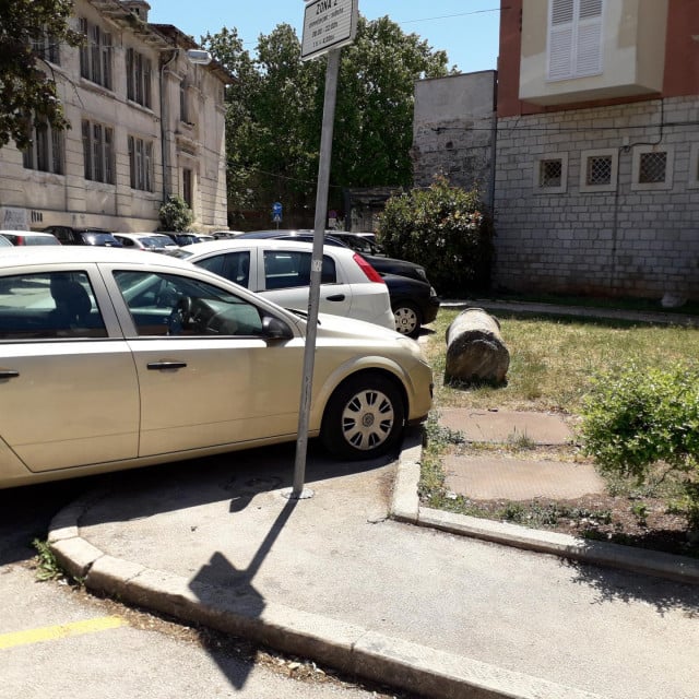 Nepropisno parkiranje na mjestima naplatnog parkinga
