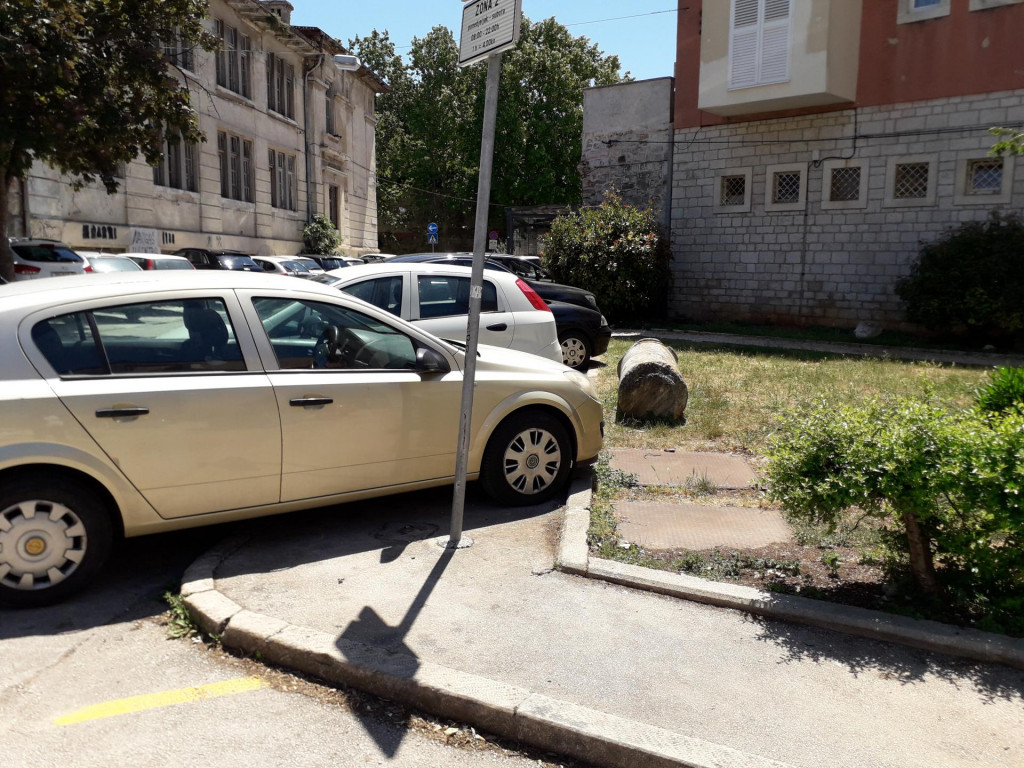 Nepropisno parkiranje na mjestima naplatnog parkinga
