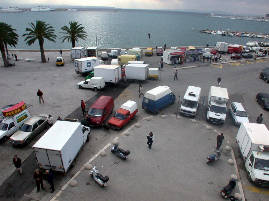 Split, 291102, gradska Riva pretvorena u parking. Snimio Mario Todoric