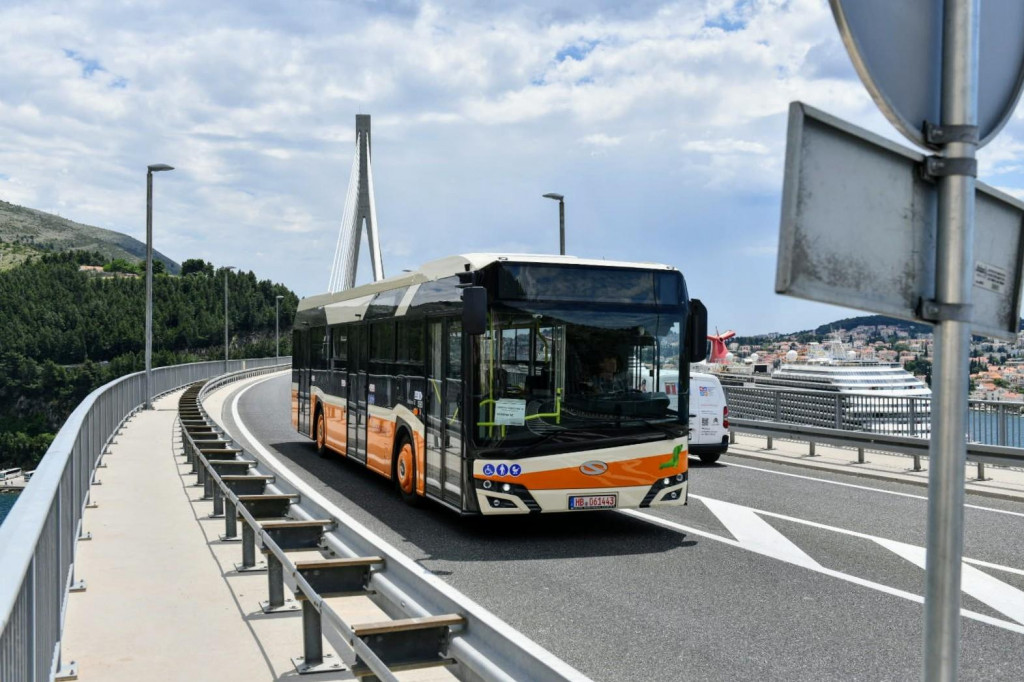 Novi Libertasovi autobusi, most preko Rijeke dubrovačke