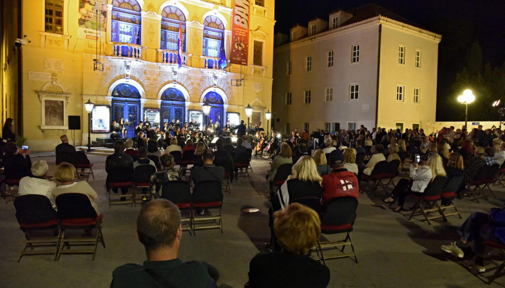 Orkestar HNK Split održao je besplatni koncert ispred zgrade kazališta kao poklon građanima povodom Dana državnosti