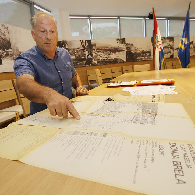 Josko Roščić sa starim katastarskim kartama koje, tvrdi, dokazuju tko je u pravu