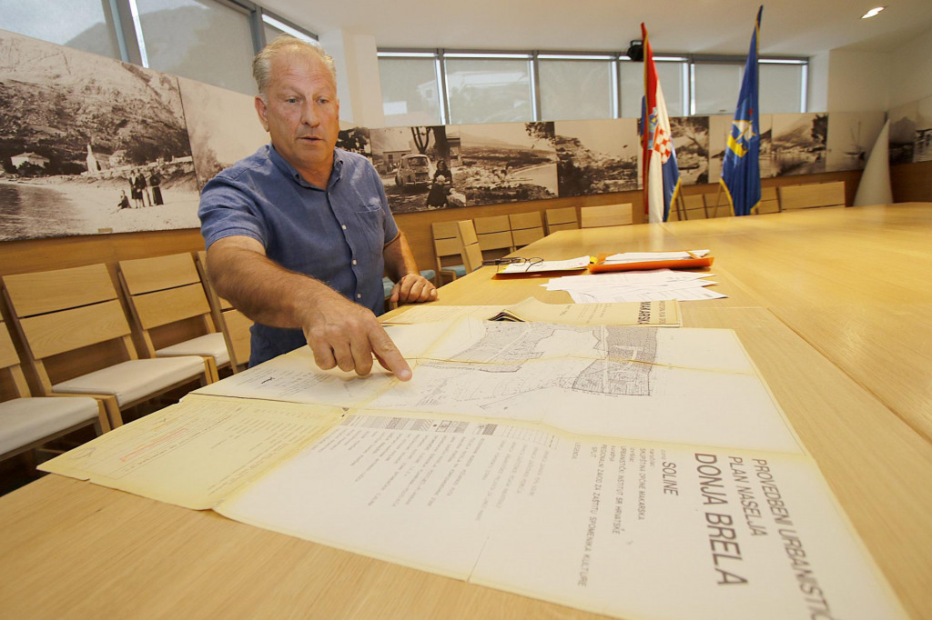 Josko Roščić sa starim katastarskim kartama koje, tvrdi, dokazuju tko je u pravu