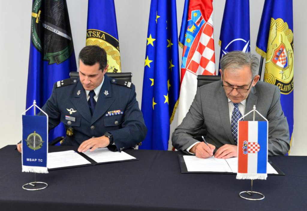 U Ministarstvu obrane u Zagrebu u ponedjeljak, 1. lipnja 2020. godine potpisan je Tehnički sporazum o materijalnoj, logističkoj, administrativnoj i personalnoj potpori kojim će Ministarstvo obrane RH pružati Međunarodnom središtu za obuku specijalnih zračnih snaga. |