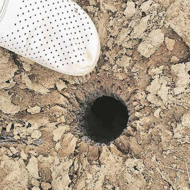 Svega 10 centimetara široka, ali najmanje 5 metara duboka rupa pojavila se na njivi obitelji Kolarec iz Bapske kod Iloka