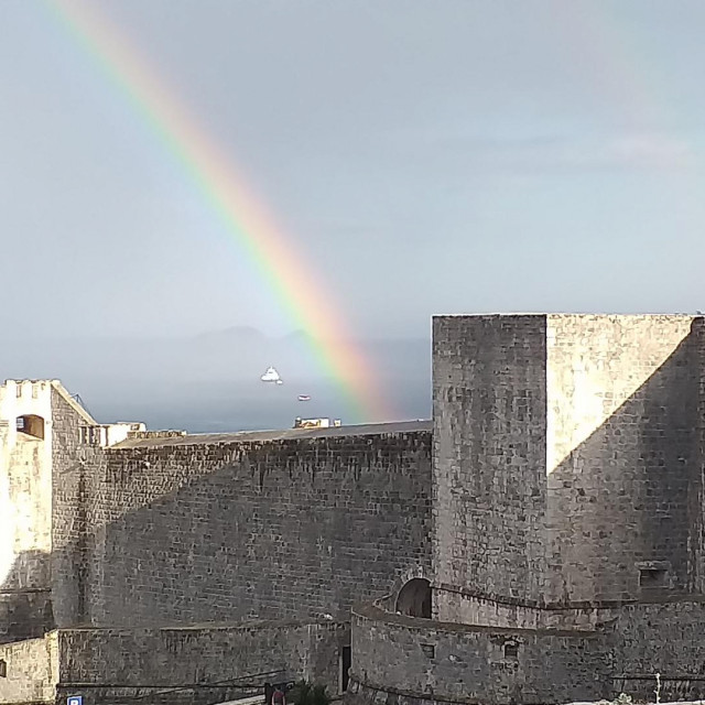 Duga ukrasila nebo iznad Dubrovnika