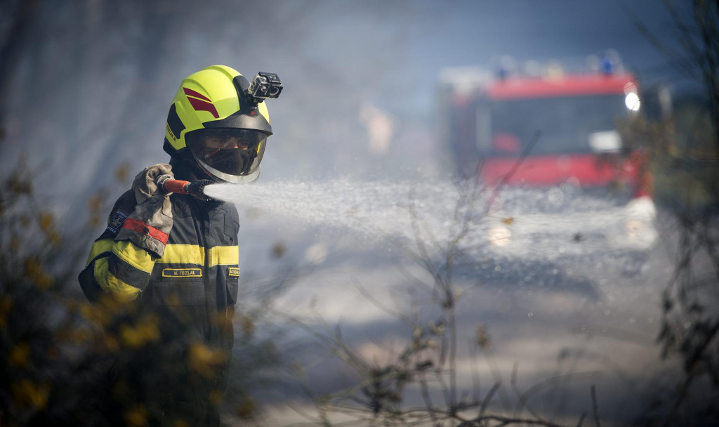 U gašenju požara u Sućurcu sudjelovalo je 50 vatrogasaca s 15 vozila